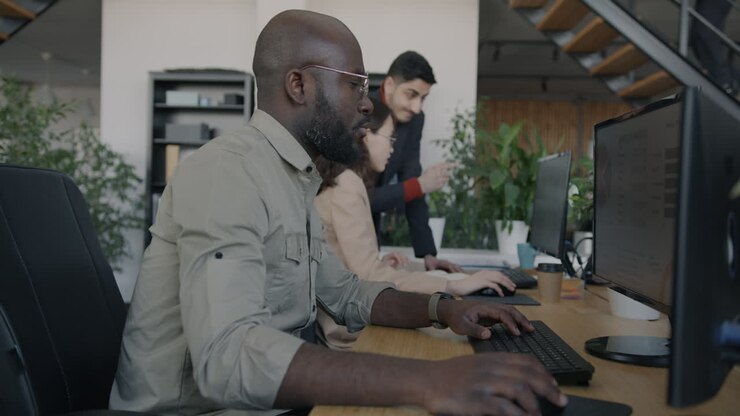 Mangfoldigt forretningsteam, der arbejder i et moderne kontor