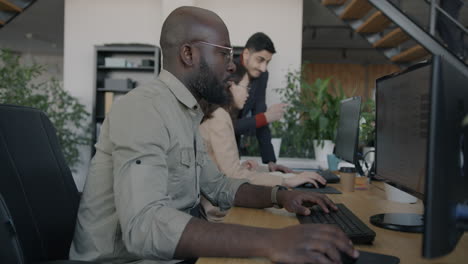 une équipe d'entreprises diversifiées travaillant dans un bureau moderne