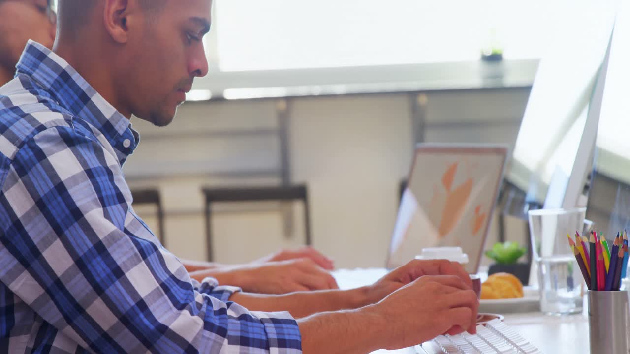 Dirigente al lavoro alla scrivania 4k