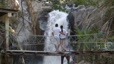 pareja viendo cascada 0