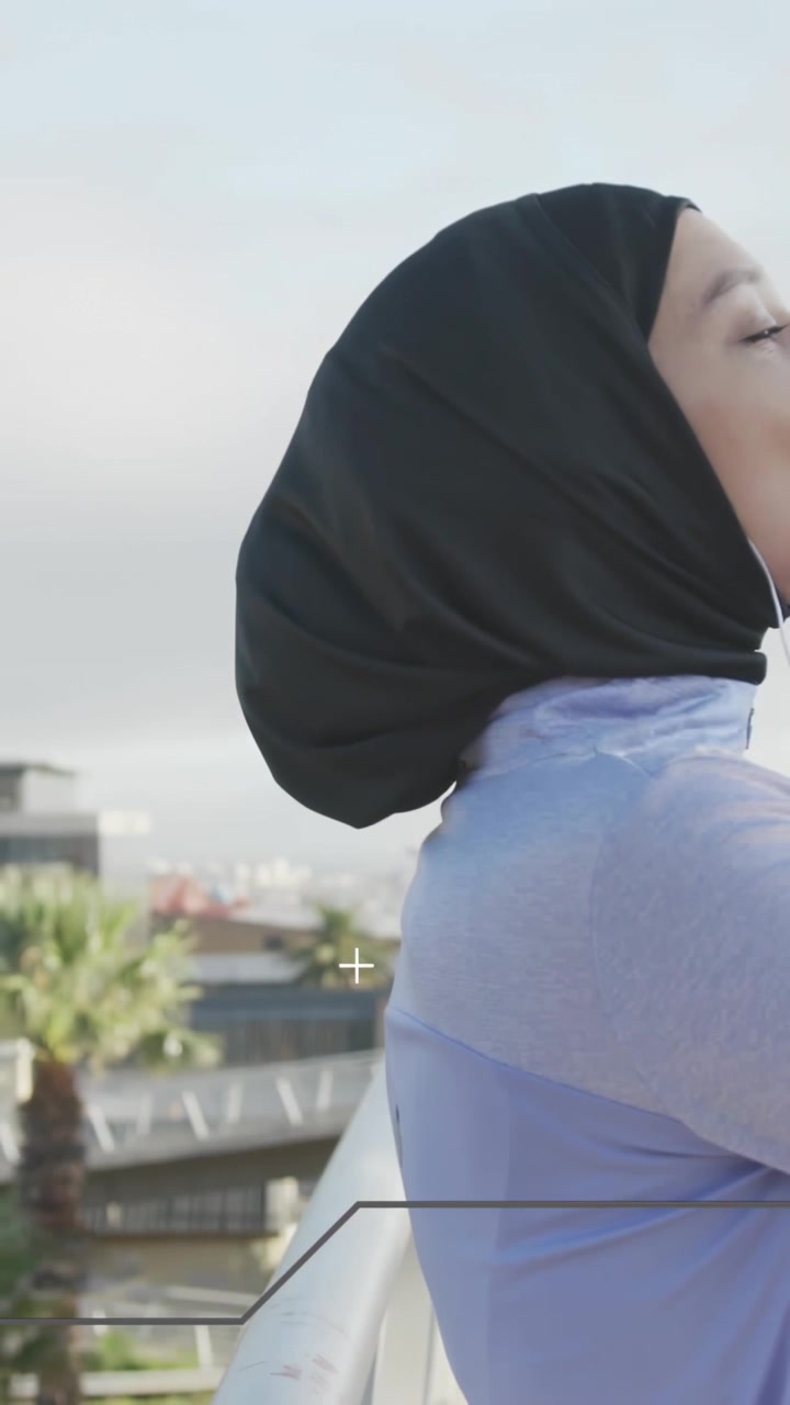 Video vertikal: Wanita bernapas dan mendongakkan kepala ke belakang di balkon, HUD melacak postur untuk kesehatan