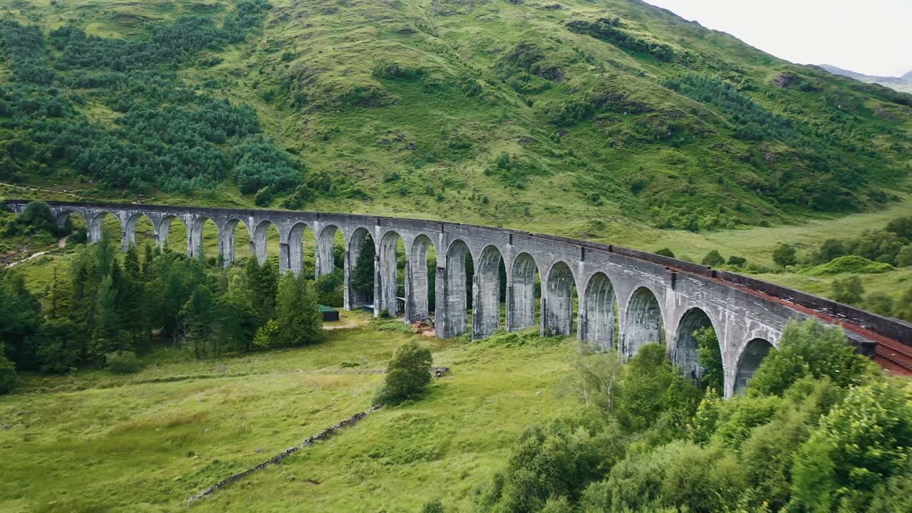 vista aérea del viaducto de glenfinnan en las tierras altas de escocia, reino unido