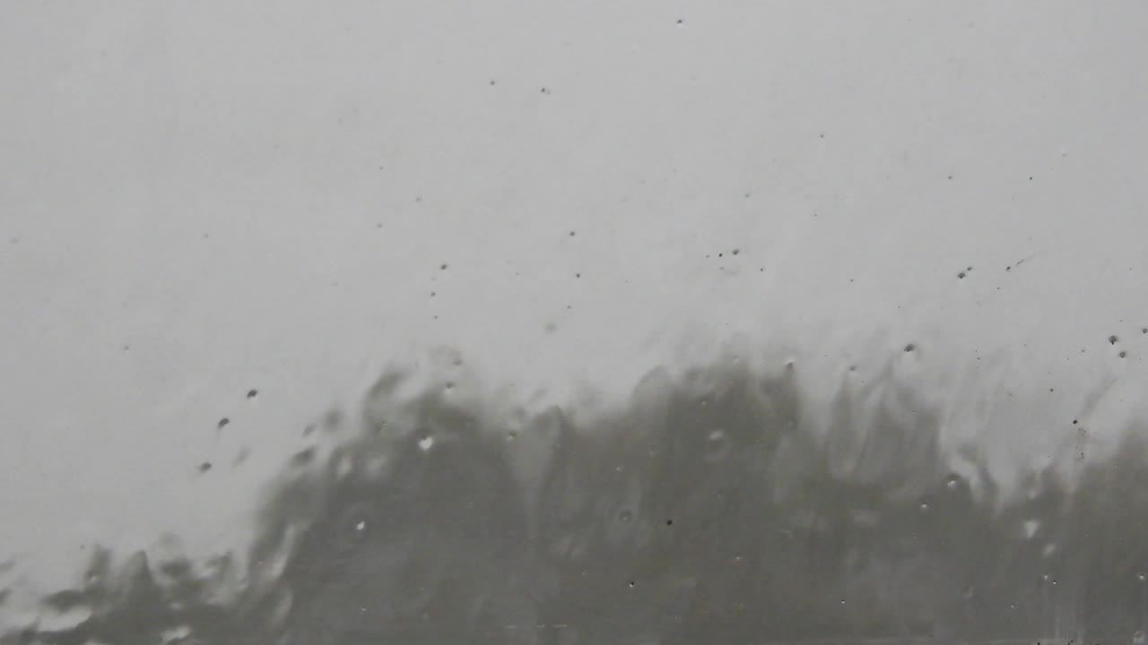 맑은 집 창문에 물이 뚝뚝 떨어지고, 춥고 음산한 비오는 날, 슬픈 감정이 깔려 있다