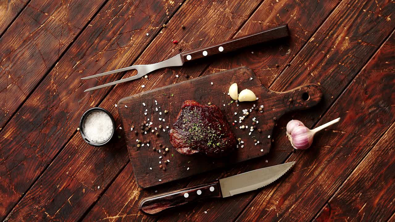 pedazo de carne en la tabla de cortar