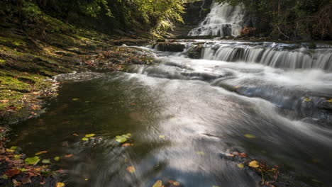 Zeitraffer-Des-Waldwasserfalls-In-Ländlicher-Landschaft-Im-Herbst-In-Irland