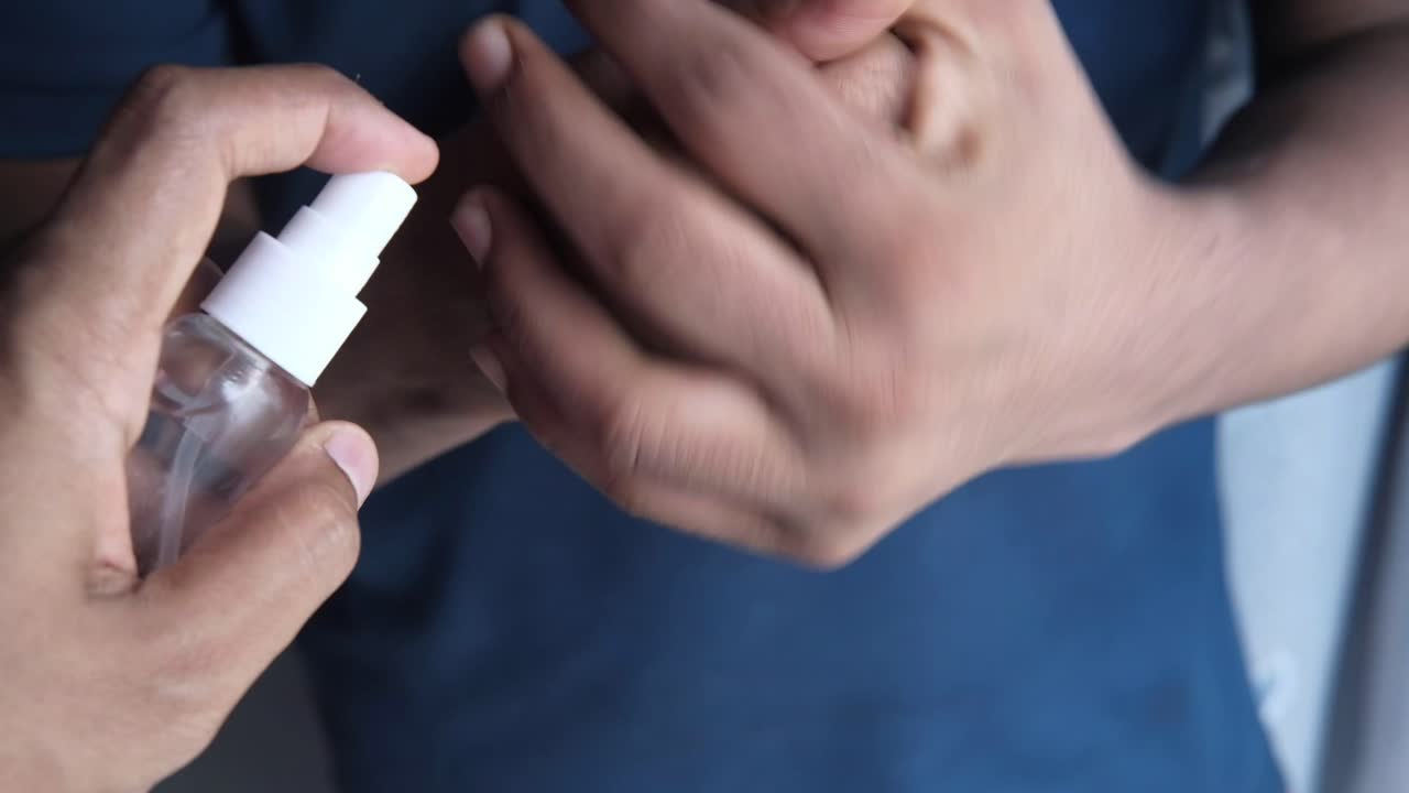 aplicação de desinfetante para mãos