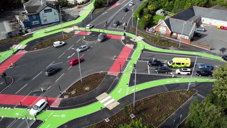 vista aérea vehículos que viajan st helens ciclopes optimización del tráfico cruce cruce de carreteras, panorámica a la derecha