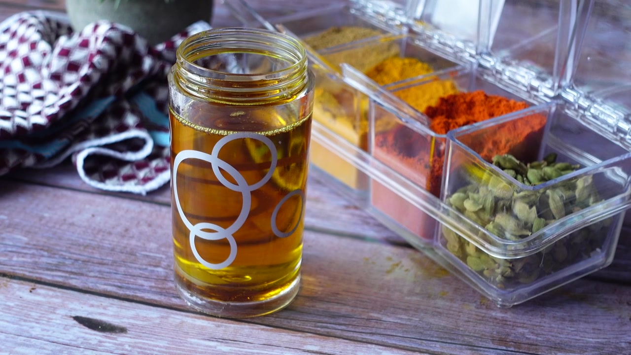 Olio da cucina e spezie assortite su un tavolo di legno