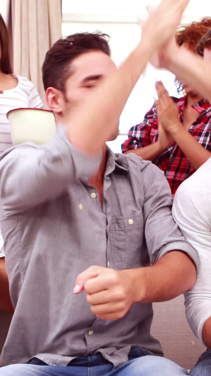 친구 들 이 tv 에서 스포츠 를 보고 맥주 를 마시는 것