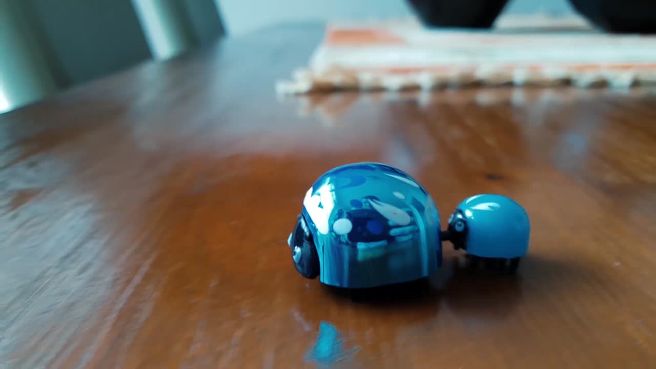 juguete moviéndose a lo largo de la mesa