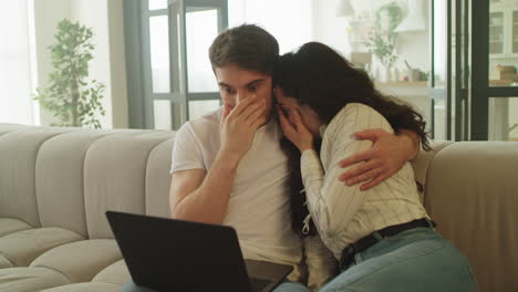 una pareja asustada viendo una película de terror en casa. jóvenes viendo un video de miedo.