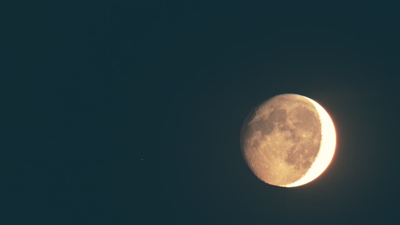 은 밤 하늘에 그늘진 달