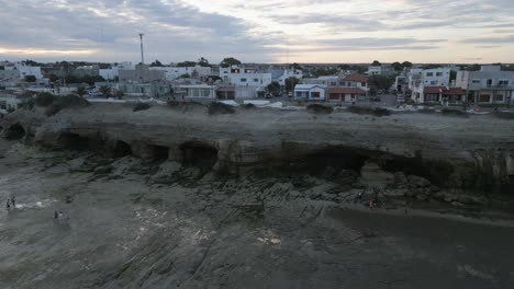 Strandklippenhöhlenbildung,-Sedimenterosion,-Las-Grutas,-Argentinien,-Luftdrohnenflug-über-Der-Touristischen-Küste-Patagoniens,-Südamerika