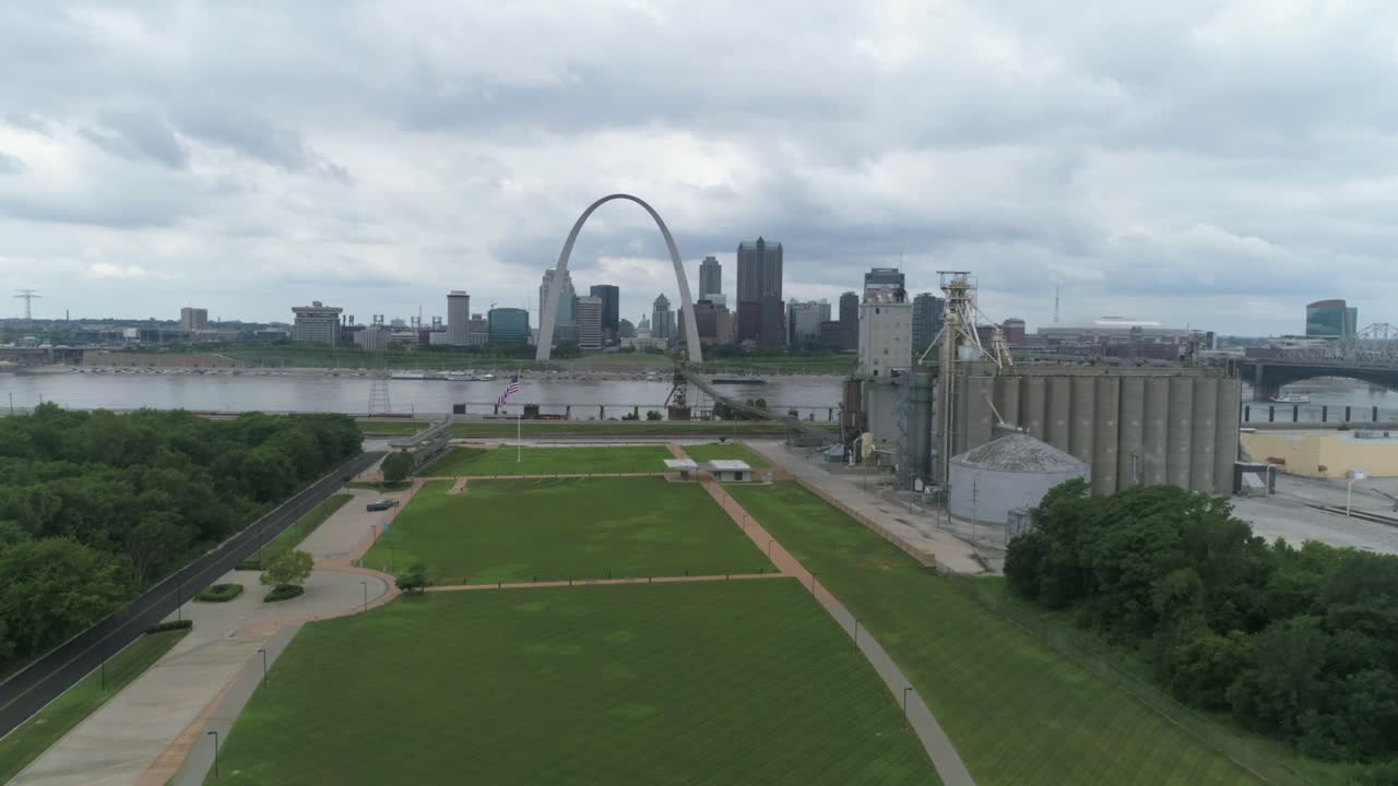 это видео представляет собой аэрофотосъемку ст.