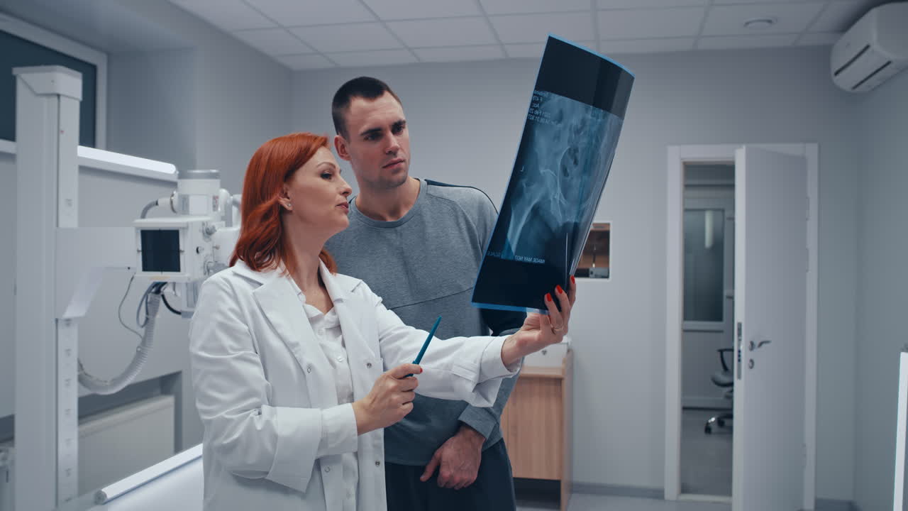 medico e paziente che esaminano i raggi x