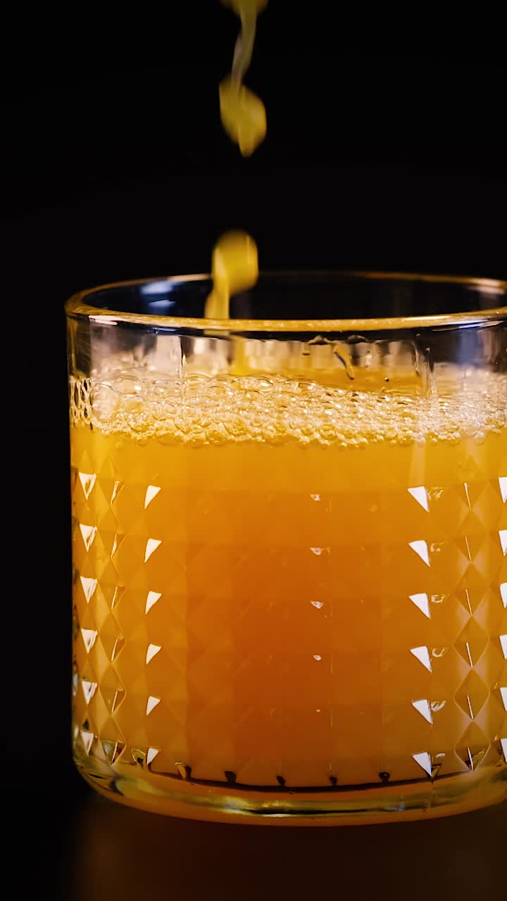 Il succo d'arancia viene versato in un bicchiere