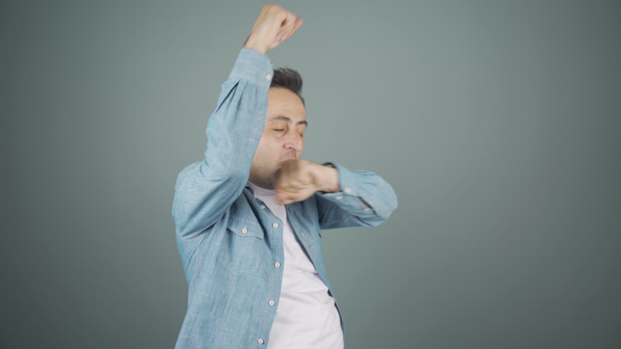 행복한 남자가 춤추고 있어