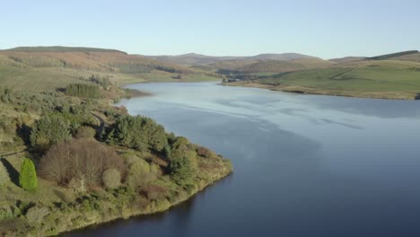 Aerial-view-of-Backwater-Reservoir-on-an-autumn-morning-near-the-town-of-Kirriemuir-in-Angus,-Scotland