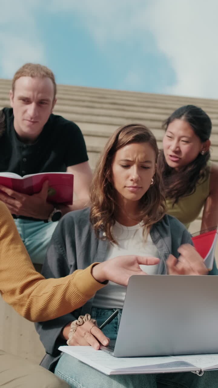 Gruppo di studenti che utilizzano un portatile per l'apprendimento