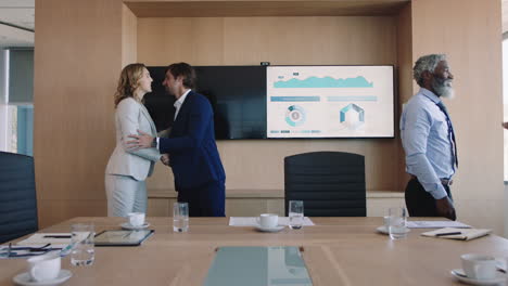 gente de negocios apretando la mano reunión en la sala de juntas preparándose para la conferencia colaborando con los clientes accionistas planeando un acuerdo de asociación en la oficina corporativa