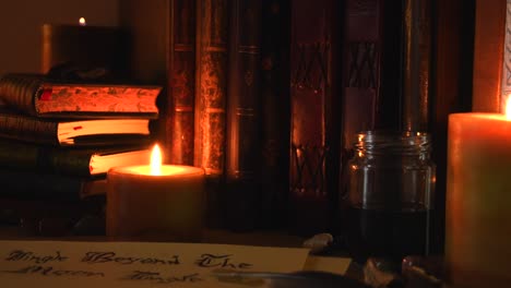 cerrar el fondo de una biblioteca antigua, al lado de un frieplace, con libros antiguos, una pluma, papel viejo, tinta, piedras y velas con llamas parpadeantes