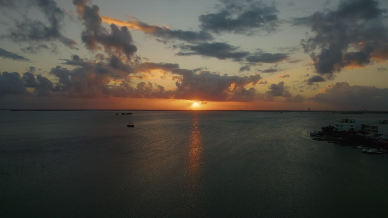 vista aerea del atardecer desde cancun, mexico