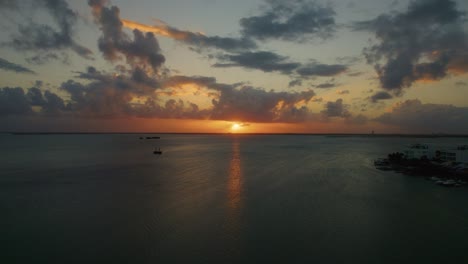 vista aerea del atardecer desde cancun, mexico