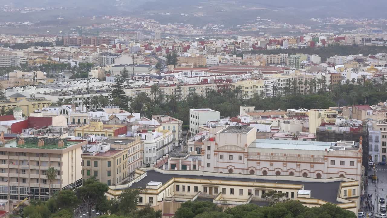Veduta panoramica della città di Melilla, Spagna, in una giornata nuvolosa. La telecamera statica cattura la varietà dell'architettura urbana, dei tetti e del paesaggio in generale.