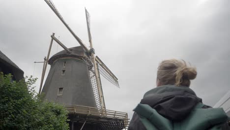 Tourismus-In-Den-Niederlanden---Eine-Junge-Frau-Bewundert-Eine-Alte-Windmühle