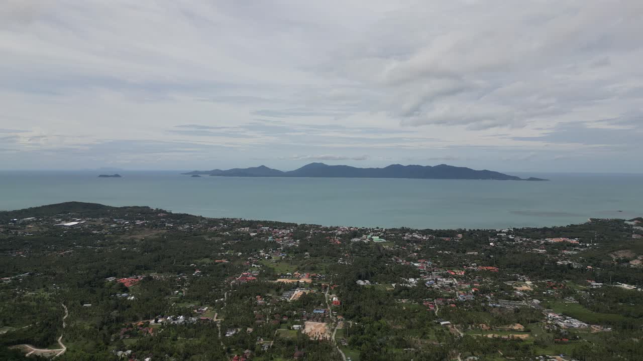 volando sobre la ciudad insular de koh samui tailandia capturando las hermosas colinas verdes y las aguas cristalinas del mar