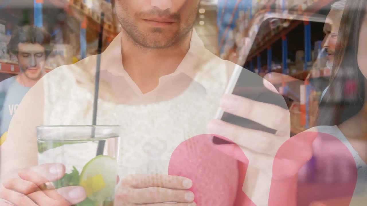 animación de una mujer caucásica usando un teléfono inteligente sobre diversas personas en el almacén