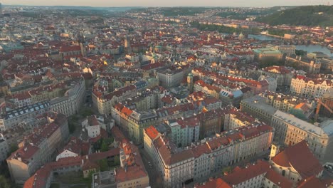 Drone-Vuela-Antigua-Ciudad-Histórica-De-Praga,-Amplia-Perspectiva-Del-Lugar-De-Viaje-Europeo