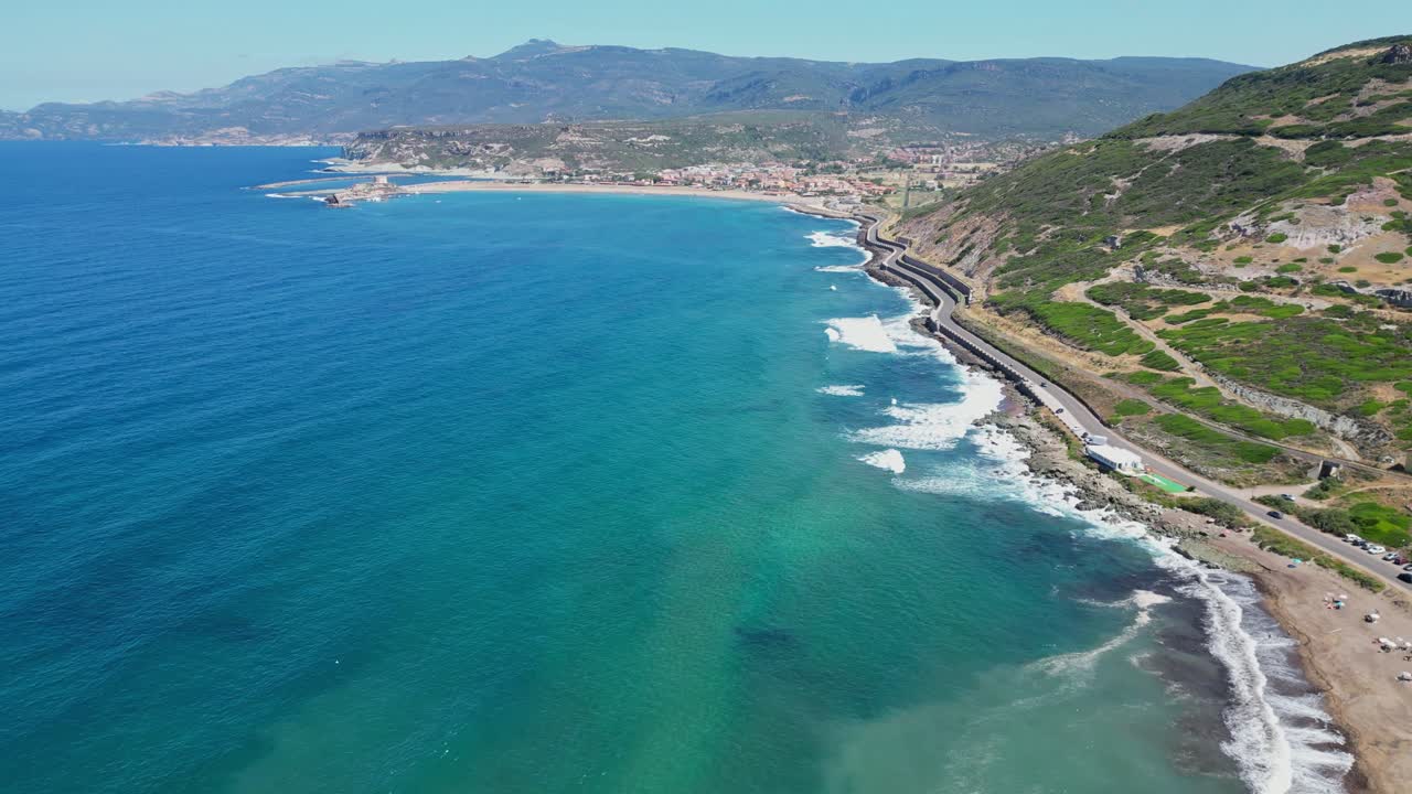 carretera costera escénica a lo largo del mar azul hasta el puerto deportivo de bosa, cerdeña, italia - antena 4k