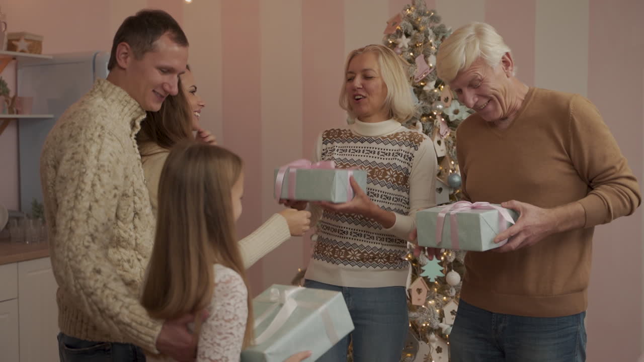 크리스마스 선물을 교환하는 부모, 조부모 및 손녀
