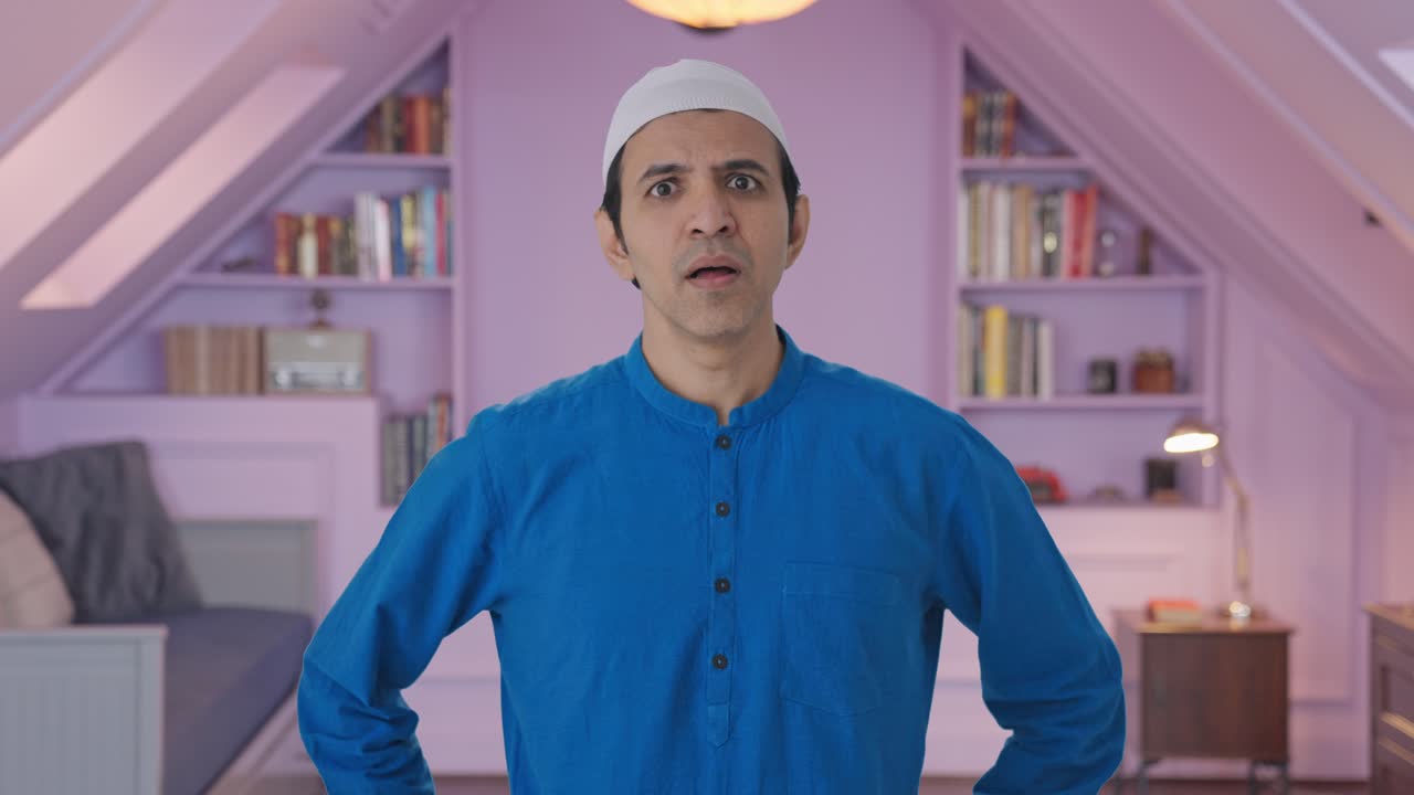 화가 난 무슬림 남자가 충격을 받았습니다.