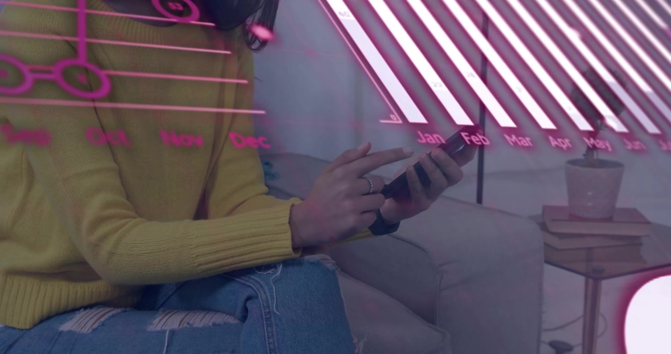 Kvinne bruker telefon og trykker på skjermen, åpner rosa diagrammer som flyter over rammen for å analysere tekniske data