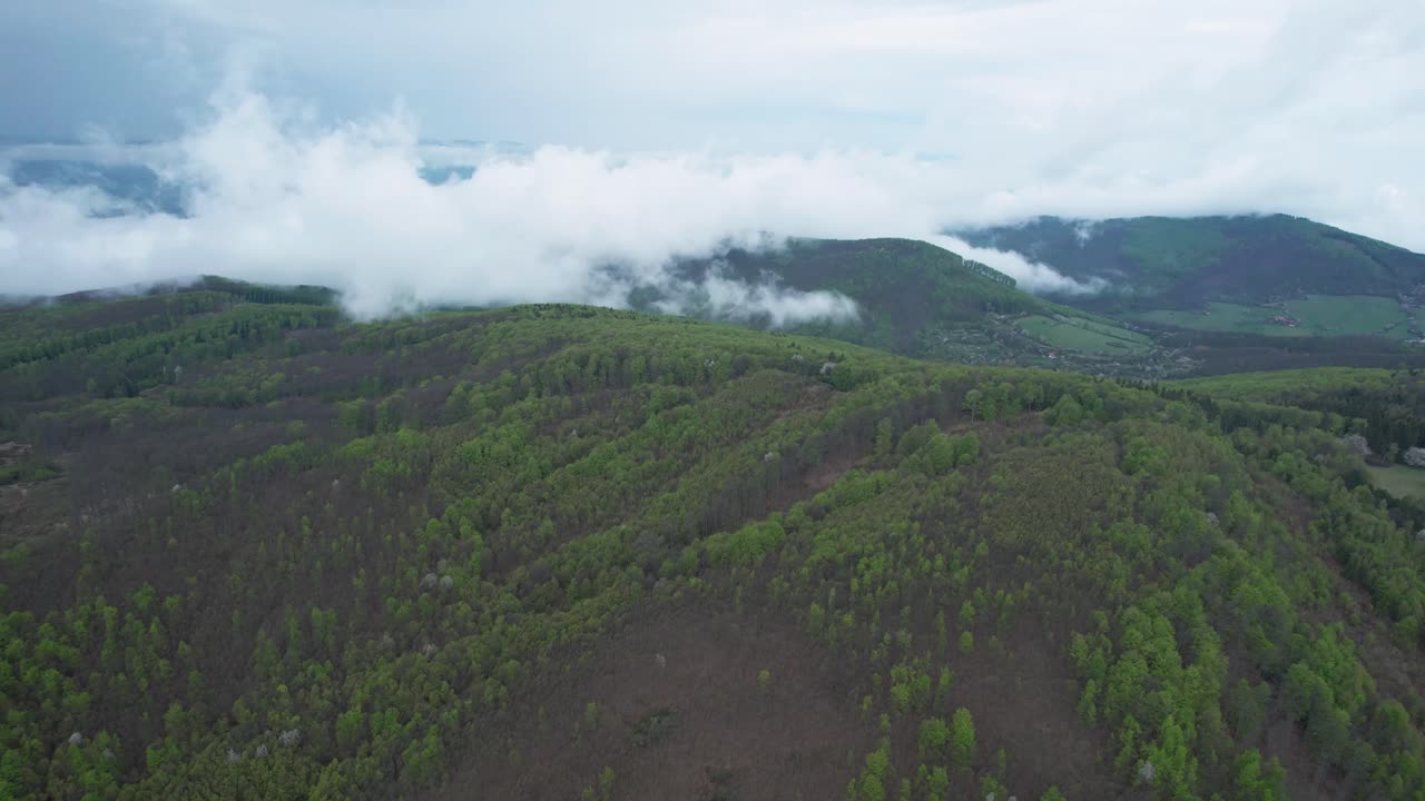 vista panorámica aérea cinematográfica que captura el hermoso paisaje natural de las cadenas montañosas del bajo tatra cubiertas de bosques de pinos, parque nacional de la reserva de la biosfera en banska bystrica, eslovaquia, europa