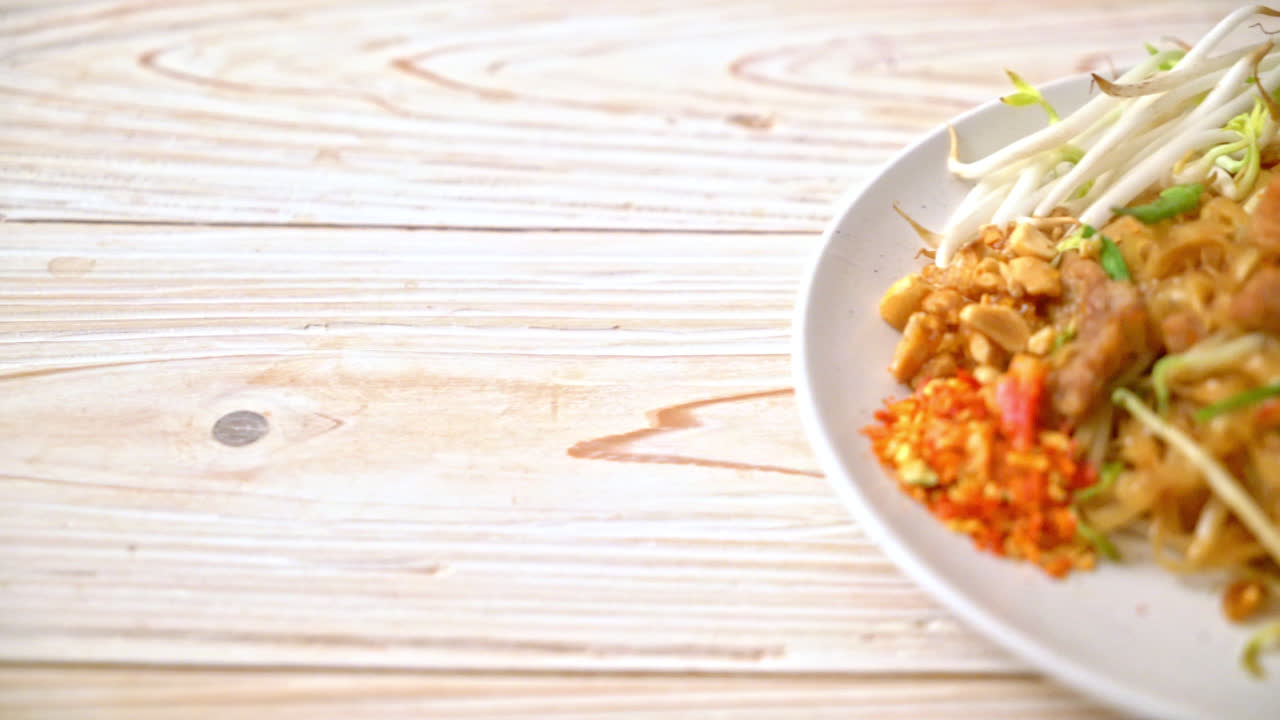 아시아 스타일의 돼지고기 볶음 쌀국수