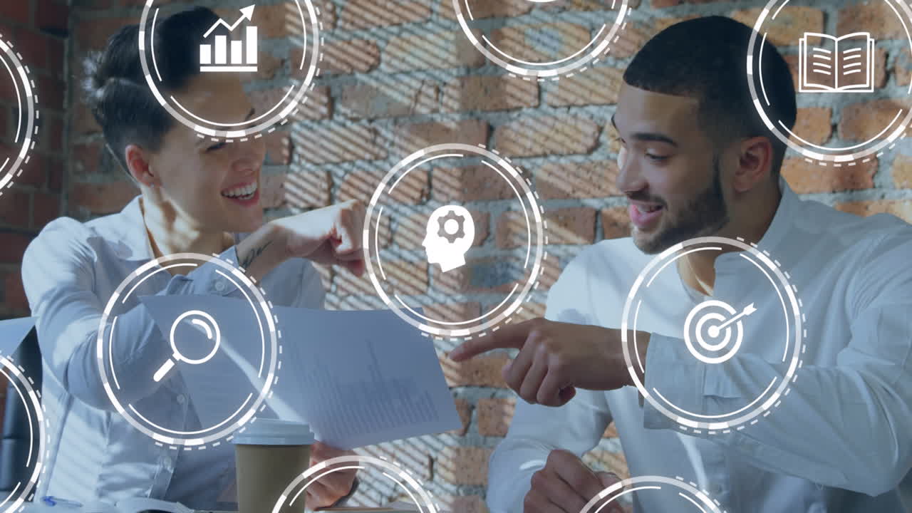 animación de múltiples iconos digitales contra diversos hombres y mujeres golpeándose unos a otros en la oficina