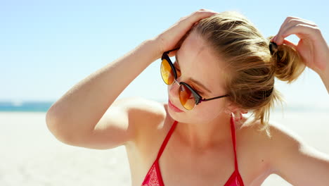 mujer en bikini en la playa