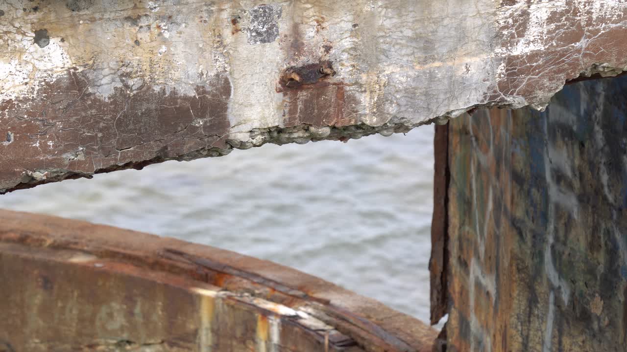 시멘트 담장 앞의 물의 움직임을 자세히