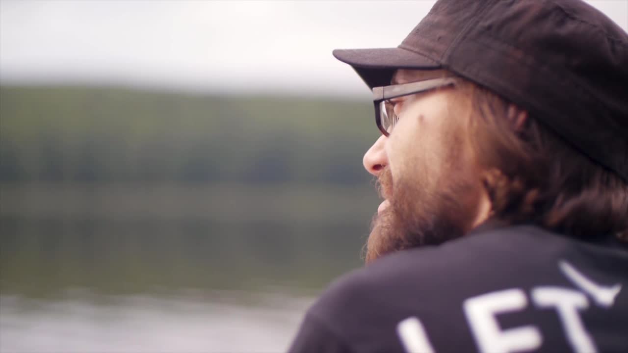 Hombre junto al lago