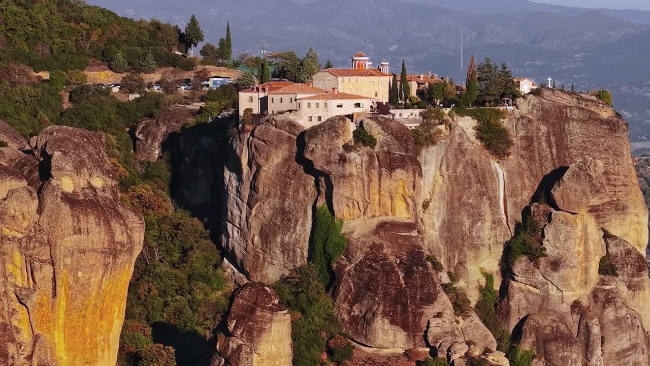 Monastero su una scogliera in Grecia in pieno giorno