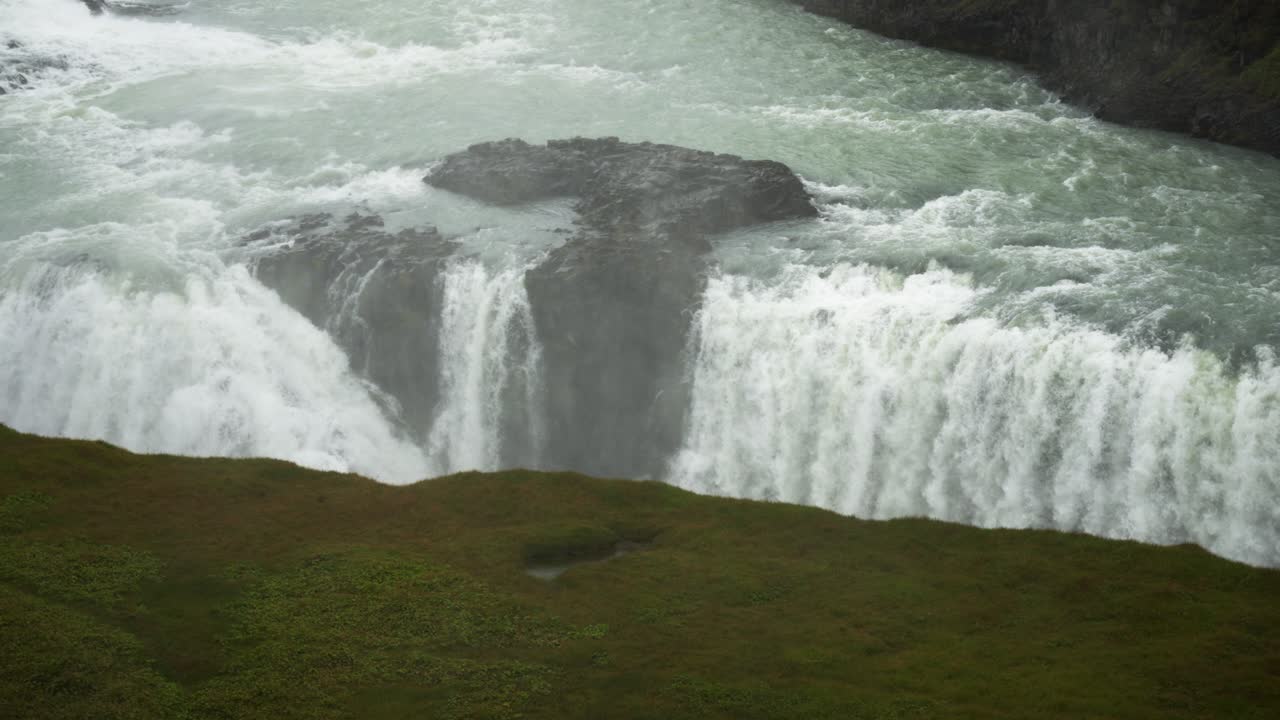 un impresionante panorama de una escena de cascada masivamente épica
