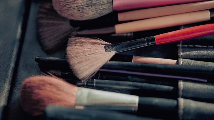 Sæt af børster til makeupartisten og stylisten for at skabe brudens look.