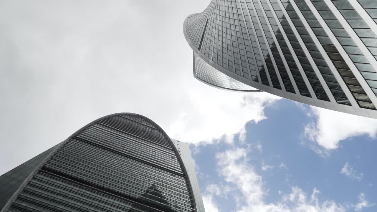 rascacielos modernos contra un cielo nublado