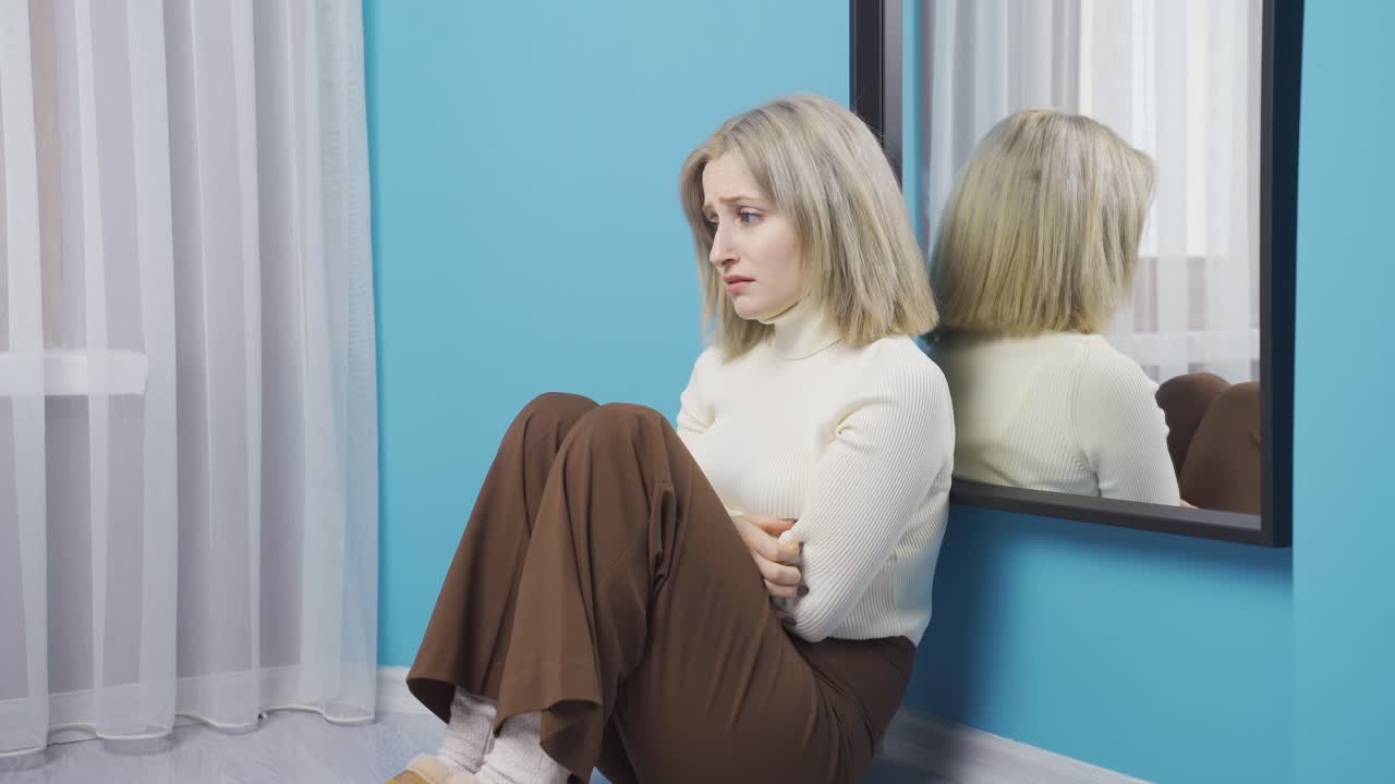 우울증에 시달리는 아름다운 젊은 여성이 문제 때문에 화를 내고 있습니다.