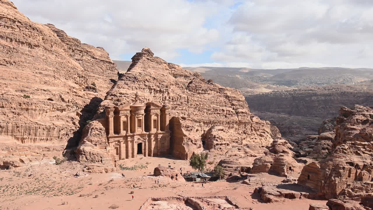 una vista impresionante de ad-deir, un edificio monumental tallado en la roca en la antigua ciudad jordana de petra.
