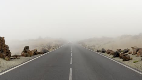 Auto-Fährt-Durch-Neblige-Straße-Im-Vulkanischen-Gelände-Des-Teide