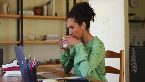 Frau-Mit-Gemischter-Abstammung,-Die-Kaffee-Trinkt-Und-Von-Zu-Hause-Aus-Arbeitet